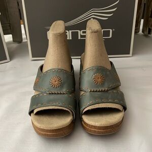 Excellent Condition, Vintage Dansko Floral Embossed Slides